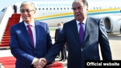 Казакстандын президенти Касым-Жомарт Токаев жана Тажикстандын президенти Эмомали Рахмон. 19-май, 2021-жыл