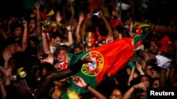 Вболівальники Португалії святкують перемогу своєї команди у фіналі «Євро-2016». Лісабон, 10 липня 2016 року