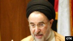 آقای خاتمی اعلام کرد که صحنه دست دادن وی با زنان ایتالیایی «غیر واقعی است.»