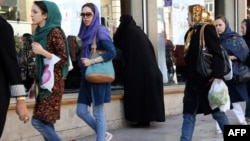 Джинс киіп жүрген ирандық әйелдер. Тегеран, 7 қазан 2013 жыл.