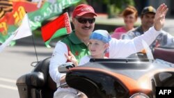 Александр Лукашенко мотоцикл мініп келеді. Минск, 18 шілде 2009 жыл. (Көрнекі сурет)