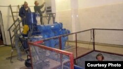 Маралдың мүйізін өңдейтін электр диірмені. Шығыс Қазақстан облысы, Шұбарағаш ауылы, 26 мамыр 2011 жыл. Сурет Анатолий Ковшиктің жеке архивінен алынды.  