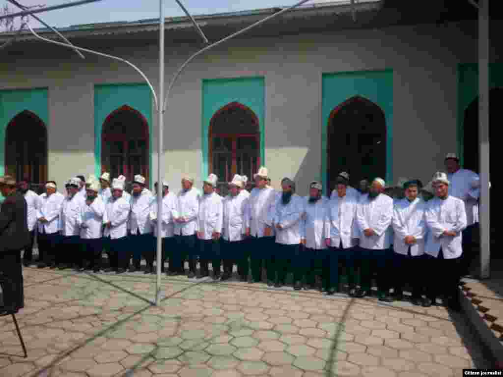 Кийимдер атын коомчулукка атоону каалабаган демөөрчүнүн жардамы менен тигилип жатат. Учурда 1200 кийим даяр.