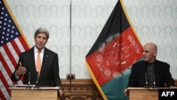 АКШнын мамлекеттик катчысы Жон Керри Ооганстандын президенти Ашраф Гани менен Кабулда. 9-апрель, 2016-жыл