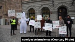 Прадстаўнікі беларускай дыяспары на пікеце ў Стакгольме, 15 кастрычніка