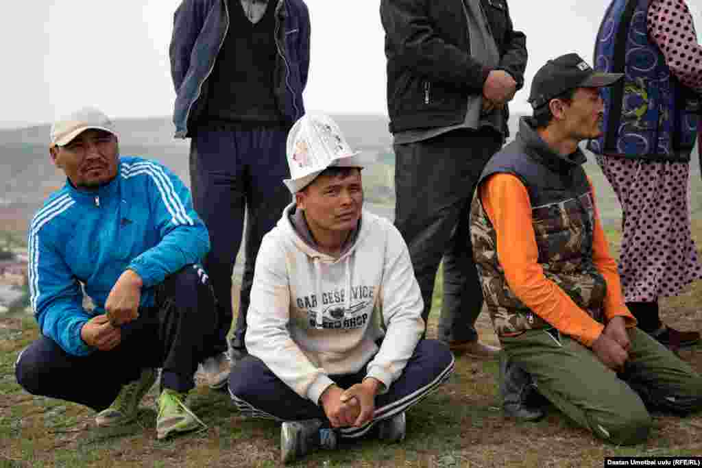 Нааразылык акциясына чыккандар талаптарын президент Садыр Жапаров менен Улуттук коопсуздук боюнча мамлекеттик комитеттин төрагасы Камчыбек Ташиевге жолдошту.&nbsp;