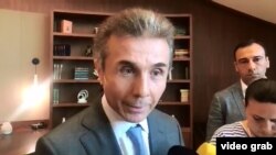 Վրաստան - «Վրացական երազանք»-ի առաջնորդ Բիձինա Իվանիշվիլին զրուցում է լրագրողների հետ, Բաթումի, 17-ը հուլիսի, 2019թ.