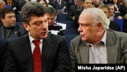 Владимир Буковский жана оппозициядагы саясатчы, маркум Борис Немцов. 2007-жыл.