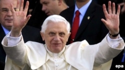 پاپ در سخنرانی هفتگی اش در ميدان سن پيتررم، رهبر کليسای کاتوليک، به پيروانش هشدار داد کسانی که مرتکب گناه شوند و از درگاه الهی تقاضای عفو نکنند در آتش جهنم خواهند سوخت.