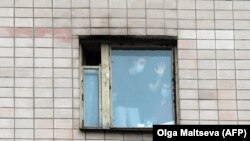 Группа IOWA выступила для студентов, закрытых на карантин в общежитии