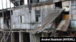 В Цхинвале еще можно встретить семьи, которые вынуждены жить в ветхих домах: как правило, это беженцы из внутренних районов Грузии