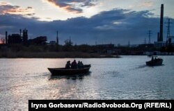 Рыбаки уходят в море ранним утром