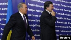 Президент Казахстана Нурсултан Назарбаев и председатель Европейской комиссии Жозе Мануэль Барозу направляются в зал переговоров. Брюссель, 26 октября 2010 года.