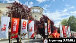 Тематична інсталяція до 9 травня біля кінотеатру «Сімферополь»,. Окупований Крим, 9 травня 2025 року