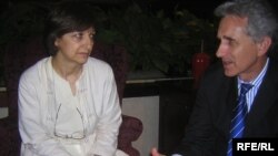 نازی عظيما پس از ورود به واشينگتن به همراه جف گدمين، رييس راديو اروپای آزاد- راديو آزادی