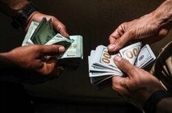 از ماه اوت گذشته به این سو ارزش پول ملی لبنان در بازار آزاد با شتاب از نرخ رسمی دور شد، آنچنانکه در حال حاضر به حدود ۱۰ هزار پوند لبنانی برای هر دلار افزایش یافته که بیش از ۶.۵ برابر قیمت رسمی است.