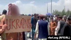 Люди в аеропорту міста Кабул чекають на евакуацію