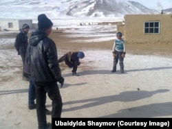 Баш-Күмбөздөгү мектеп окуучулары танаписте ордо ойношууда