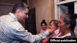 Премьер-министр Армении Тигран Саргсян посещает одну из самых больших семьей в Армении и обещает купить им дом, село Мркашат, 22 мая 2013 г. (Фотография - пресс-служба правительства РА)