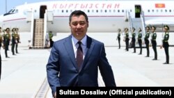 Садыр Жапаров в аэропорту в Ашхабаде. Архивное фото. 