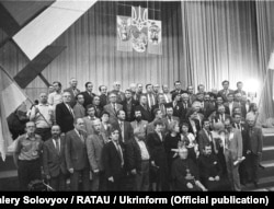 Частина делегатів Установчого з’їзду Народного руху України під час фотографування (загалом було понад 1100 делегатів)