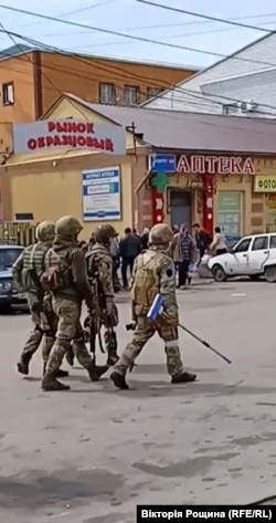 Окупанти пересуваються вулицями Мелітополя. Квітень 2022 року