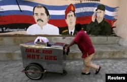 دیوارنگاره‌ای در ماناگوئا با تصاویر اورتگا، چاوز و فیدل کاسترو