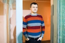 Алег Воўчак падчас ператрусу ў яго дома.