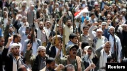 یمنی‌های معترض به بمباران عربستان مقابل دفتر سازمان ملل در صنعا.