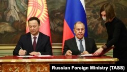 Главы МИД Кыргызстана и России Руслан Казакбаев и Сергей Лавров. Архивное фото.