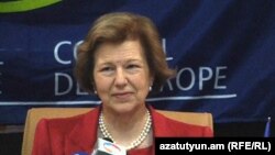 Глава наблюдательской миссии ПАСЕ Эмма Николсон на пресс-конференции в Ереване, 12 апреля 2012 г.