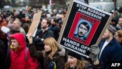 Мітинг у Варшаві біля російського посольства проти агресії Росії в Криму, 2 квітня 2014 року