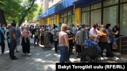 Очередь перед ЦОН в Бишкеке. 21 мая 2020 года. 