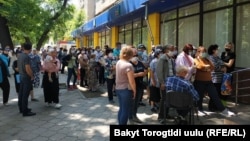 Очередь в ЦОН Ленинского района города Бишкека. 21 мая 2020 г.
