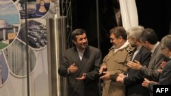 از چپ؛ محمود احمدی‌نژاد، حسن فیروزآبادی، سعید جلیلی و اسفندیار رحیم‌مشایی در مراسم روز ملی فن‌آوری هسته‌ای در تهران/ فروردین ۸۹