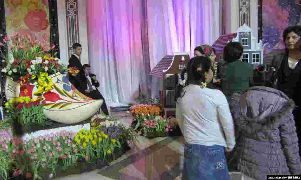 Turkmenistan -- Flowers fair in Ashgabat