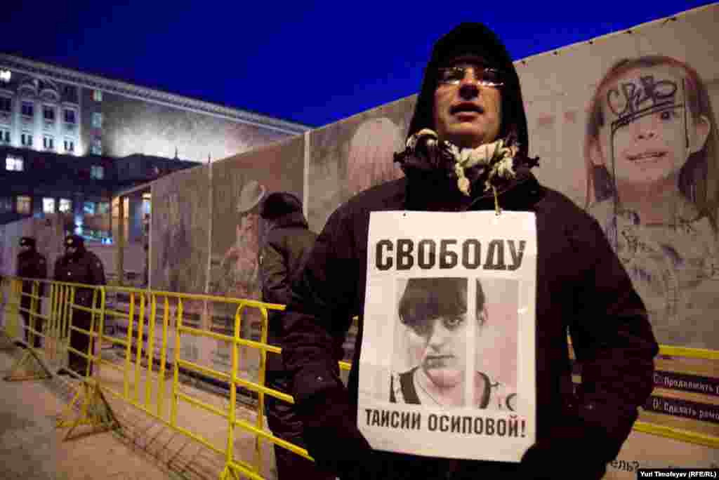 Шесть человек по очереди вставали в индивидуалные пикеты с плакатом &quot;Свободу Таисии Осиповой!&quot; все шестеро были задержаны в течении нескольких секунд.&nbsp;