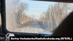 Ділянка шляху з бойових позицій, захищена антидроновими сітками