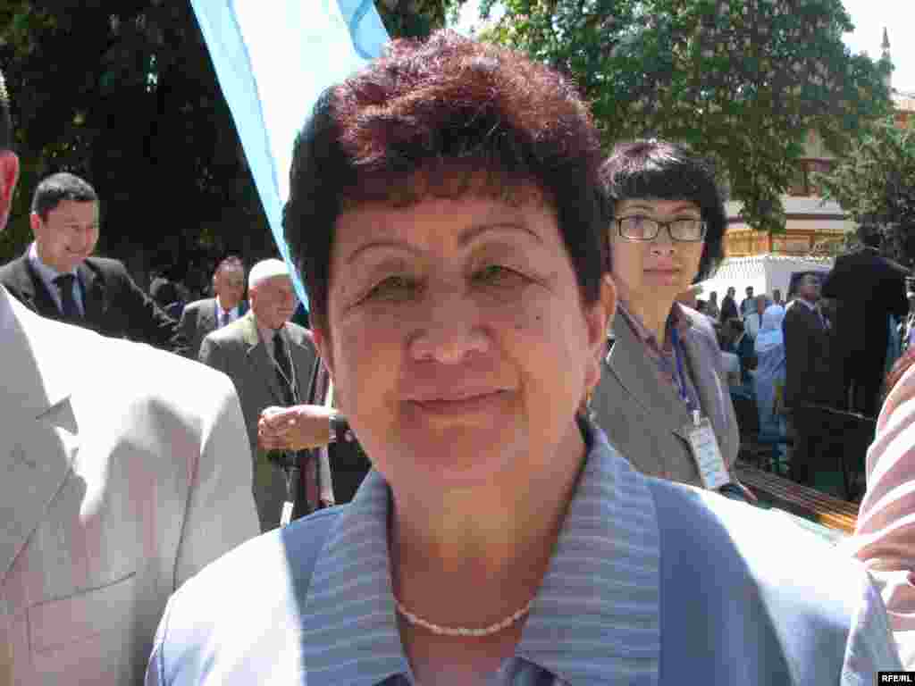 Украинада Кырым татарларның сөргенгә җибәрелүe искә алына. 18 май 2001 ел