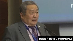 Член Российской академии наук Арнольд Тулохонов. Астана, 26 мая 2016 года.