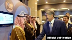 Атамбаев Сауд Арабиянын расмий өкүлдөрү менен жолугушууда.  4-декабрь, Эр-Рияд. 