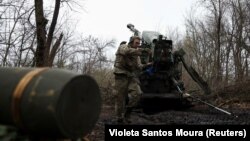 Артилерист 3-ї оперативної бригади НГУ «Спартан» готується вести вогонь із самохідної гаубиці «Богдана», Донецька область, 6 квітня 2025 року 