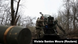 Артилерист із 3-ї оперативної бригади НГУ «Спартан» готується відкрити вогонь із самохідної гаубиці «Богдана», Донецька область, 6 квітня 2025 року