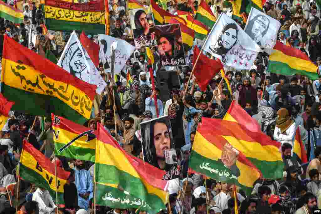 هواداران حزب ملی بلوچستان (BNP) در تجمع اعتراضی در کویته، پاکستان، پوسترهایی از مهرنگ بلوچ، فعال بلوچ بازداشت‌شده، در دست دارند