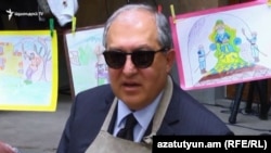 Президент Армении Армен Саркисян готовит бургеры для детей, 1 июня 2018 г. 