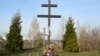 Крыж памяці на ўскрайку кар’ера Давыдаўка, дзе ў 1987 годзе знайшлі чалавечыя парэшткі