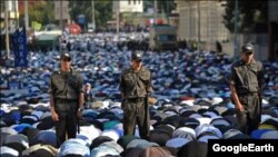 Москвада Ҳайит намози ўқигани келганларнинг хавфсизлигини 3000 полициячи таъминлади.