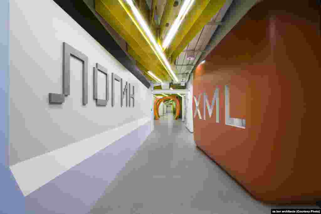 Яңа офисның диварларына да кулланучылар Яндекс сәхифәсендә күрергә күнеккән сүзләр язылган