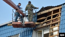 Ремонт будівлі генконсульства Польщі в Луцьку після обстрілу, 29 березня 2017 року
