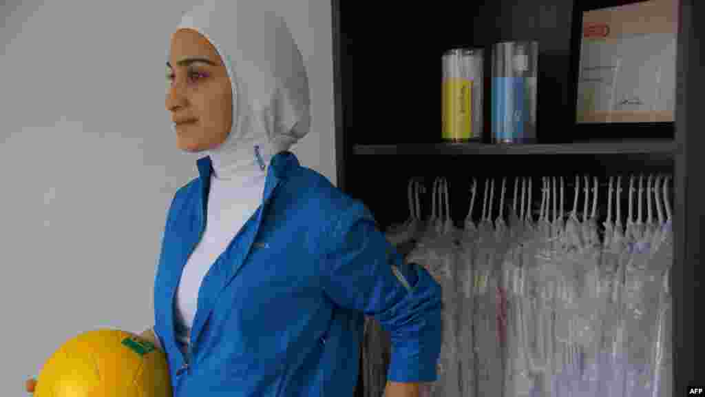 Канада дизайнеры Илһам Сәид Җәвад 2011 елның апрелендә үзе әзерләгән &quot;спорт һиҗабын&quot; күрсәтә.